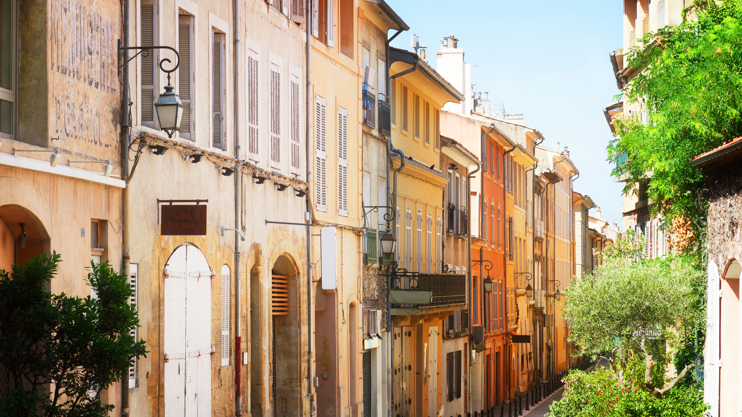 Luxury villas in Aix-en-Provence | Villas in Provence | A&K Villas 