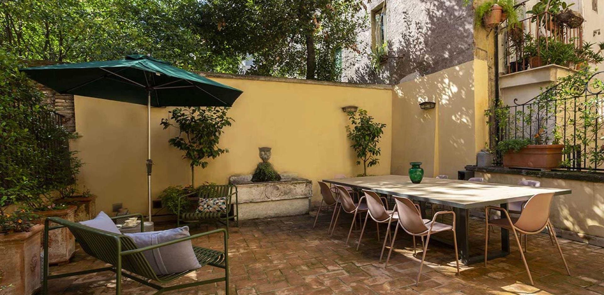 Outside area, Palazzo dei Delfini, Rome, Italy