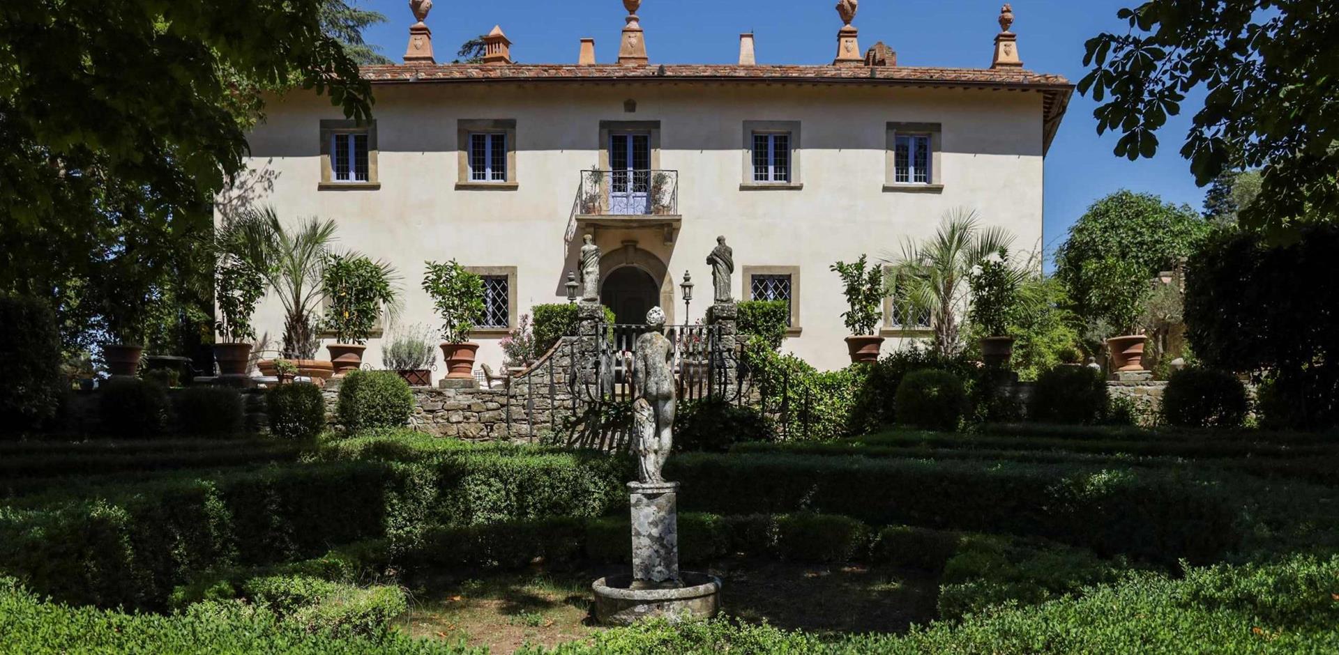 Front garden with statue, Villa I Busini, Tuscany, Italy